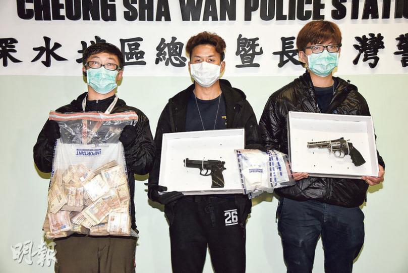 警方前晚在長沙灣破獲毒窟行動中,檢獲兩把仿製槍、疑販毒得來的265萬元現金、小量毒品、「冰」壺及毒品包裝工具等證物。(蔡方山攝) 警方前晚在長沙灣破獲毒窟行動中,檢獲兩把仿製槍、疑販毒得來的265萬元現金、小量毒品、「冰」壺及毒品包裝工具等證物。(蔡方山攝)