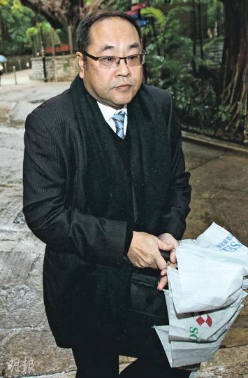 水喉潔具業商會理事長陳尚仁昨透露有公司只請水喉匠負責申請供水證明時「簽名」。(李紹昌攝) 水喉潔具業商會理事長陳尚仁昨透露有公司只請水喉匠負責申請供水證明時「簽名」。(李紹昌攝)
