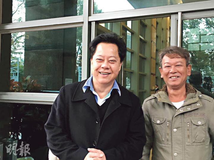 侯志強（左）昨到庭聽審，稱「村民有事，我嚟關心吓，四海之內皆兄弟」，旁為次被告林銳強的兄長（右）。（章淑廉攝）