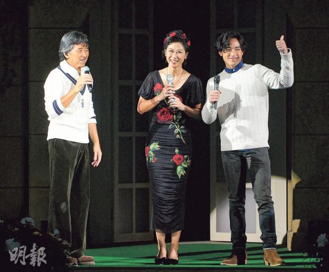 林子祥（左起）紀念入行40周年的紅館個唱前晚開鑼，邀請太太葉蒨文及兒子林德信做嘉賓，一家三口合唱。（攝影：鍾偉茵）阿Lam跟舊同學兼《為妳鍾情》作曲人王正宇合唱，熒幕播放兩人的舊照，那些年大家都青春無敵。（攝影：鍾偉茵）
