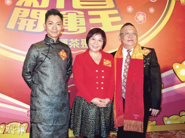 堪輿學家李居明（右起）、麥玲玲及李丞責於農曆新年在無綫推出節目，分別講打麻雀算命、桃花緣及文昌。（攝影鎅O者：楊安莉）陳自瑤獲李居明指點生育的最佳「播種」時間。（攝影鎅O者：楊安莉）