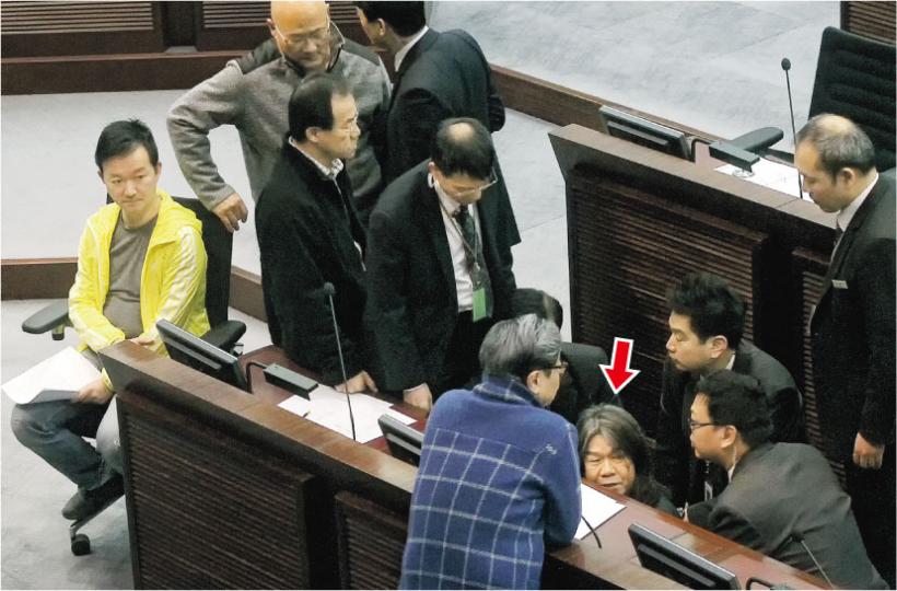 立法會財委會主席陳健波昨午一度想中止議員發言時間,引起泛民不滿。社民連長毛梁國雄因抗議,被陳健波以行為不檢請離場,長毛(箭嘴示)即坐在地上拒絕離開。(李紹昌攝)經立法會逾30小時審議後,立法會財務委員會昨最終表決通過54億元港珠澳大橋工程追加撥款。當財委會主席陳健波表示即將就議案表決,黃毓民一度離座衝向主席台,遭逾10名保安阻止。(李紹昌攝) 立法會財委會主席陳健波昨午一度想中止議員發言時間,引起泛民不滿。社民連長毛梁國雄因抗議,被陳健波以行為不檢請離場,長毛(箭嘴示)即坐在地上拒絕離開。(李紹昌攝)經立法會逾30小時審議後,立法會財務委員會昨最終表決通過54億元港珠澳大橋工程追加撥款。當財委會主席陳健波表示即將就議案表決,黃毓民一度離座衝向主席台,遭逾10名保安阻止。(李紹昌攝)