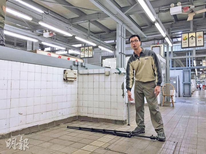 欽州街布販市場商販關注組主席何應(圖)稱,通州街街市部分檔口不夠長,難放置布疋,建議政府拆除現有間隔前聽取布販意見,以便重新規劃。(邱雅錡攝) 欽州街布販市場商販關注組主席何應(圖)稱,通州街街市部分檔口不夠長,難放置布疋,建議政府拆除現有間隔前聽取布販意見,以便重新規劃。(邱雅錡攝)