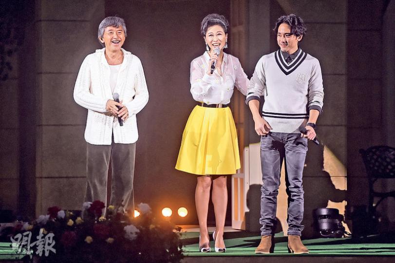 林子祥第2場紅館演唱會，繼續跟太太葉蒨文、兒子林德信合唱，沙麗又再爆老公怪癖。（攝影鎅O者：鍾偉茵）林子祥（右）與嘉賓側田（左）合唱《這一個夜》後，興奮握手。（攝影鎅O者：鍾偉茵）