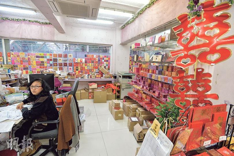 1980年代中在利東街設立、有30年歷史的「金成印刷」,2004年市建局展開收購重建時搬離,遷至灣仔唐樓的樓上舖繼續經營,因租金高不打算遷回利東街。其負責人不願上鏡,但慨嘆當年「囍帖街」氣氛已不復再,而近年業界生意亦較當年全盛期減少。(馮凱鍵攝) 1980年代中在利東街設立、有30年歷史的「金成印刷」,2004年市建局展開收購重建時搬離,遷至灣仔唐樓的樓上舖繼續經營,因租金高不打算遷回利東街。其負責人不願上鏡,但慨嘆當年「囍帖街」氣氛已不復再,而近年業界生意亦較當年全盛期減少。(馮凱鍵攝)