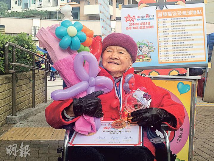 92歲嘅蘇婆婆20年前開始做義工,家即使行動不便,仍堅持每星期探訪獨居長者。(黃文雋攝) 92歲嘅蘇婆婆20年前開始做義工,家即使行動不便,仍堅持每星期探訪獨居長者。(黃文雋攝)