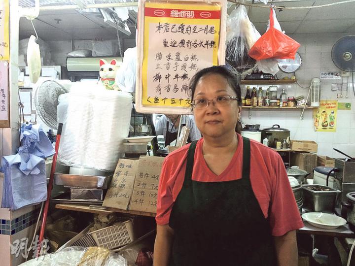 經營小食檔的陳女士被加租三成至5.7萬,她說加幅離譜,無奈結業。(黃文雋攝) 經營小食檔的陳女士被加租三成至5.7萬,她說加幅離譜,無奈結業。(黃文雋攝)