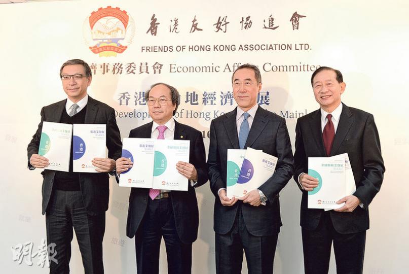 香港友好協進會昨日公布香港與內地經濟未來發展的研究,建議香港扮演亞投行的財資中心,並利用在金融、醫療與教育等方面優勢發展高增值旅遊。右一為匯控副主席兼行政總裁王冬勝,右二為前政務司長唐英年,左一為銀娛副主席呂耀東。(鍾林枝攝) 香港友好協進會昨日公布香港與內地經濟未來發展的研究,建議香港扮演亞投行的財資中心,並利用在金融、醫療與教育等方面優勢發展高增值旅遊。右一為匯控副主席兼行政總裁王冬勝,右二為前政務司長唐英年,左一為銀娛副主席呂耀東。(鍾林枝攝)