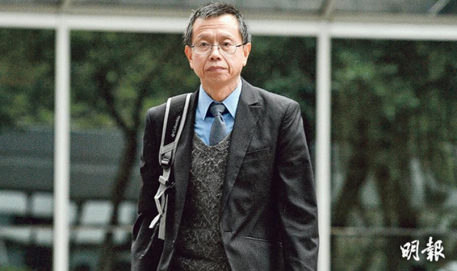 海事處前高級驗船督察黃鑑清(圖)被控在南丫海難調查委員會聆訊中作假證供,訛稱檢查時確認「南丫四號」上有12件小童救生衣,經審訊後昨被裁定罪成,還押候判。(鍾林枝攝) 海事處前高級驗船督察黃鑑清(圖)被控在南丫海難調查委員會聆訊中作假證供,訛稱檢查時確認「南丫四號」上有12件小童救生衣,經審訊後昨被裁定罪成,還押候判。(鍾林枝攝)