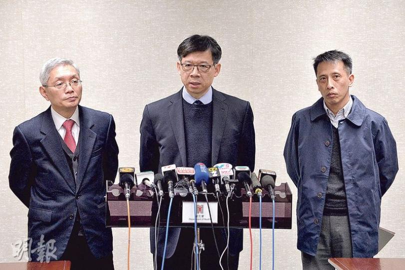 衛生防護中心總監梁挺雄(中)、醫管局總行政經理(感染及應急事務)劉少懷(左)及食環署防治蟲鼠主任主管李明偉(右)昨公布應對寨卡病毒的措施。(馮凱鍵攝) 衛生防護中心總監梁挺雄(中)、醫管局總行政經理(感染及應急事務)劉少懷(左)及食環署防治蟲鼠主任主管李明偉(右)昨公布應對寨卡病毒的措施。(馮凱鍵攝)