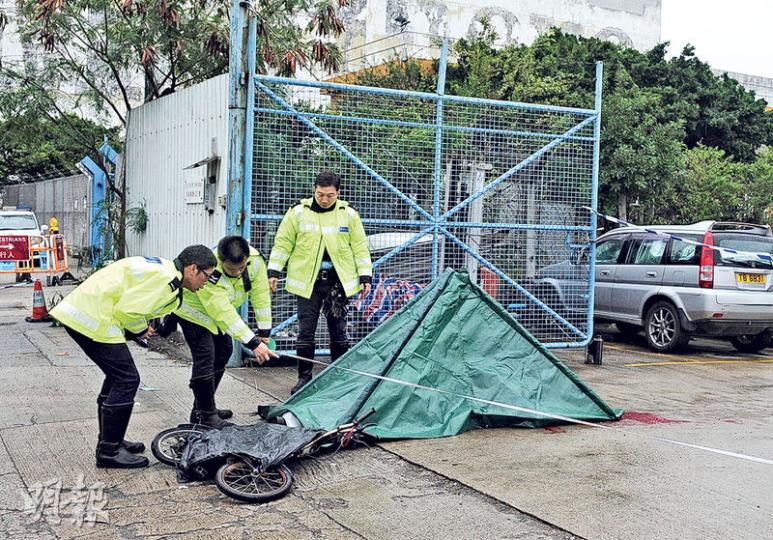 油塘茶果嶺道昨發生奪命車禍,釘板工人踩單車上班途經一間冰廠車輛出入口時,遭駛入泥頭車撞倒,當場死亡;警員到場用帳篷遮掩死者遺體調查。(賴俊傑攝)死者家人及親友接報趕至現場認屍,傷心不已。(賴俊傑攝) 油塘茶果嶺道昨發生奪命車禍,釘板工人踩單車上班途經一間冰廠車輛出入口時,遭駛入泥頭車撞倒,當場死亡;警員到場用帳篷遮掩死者遺體調查。(賴俊傑攝)死者家人及親友接報趕至現場認屍,傷心不已。(賴俊傑攝)
