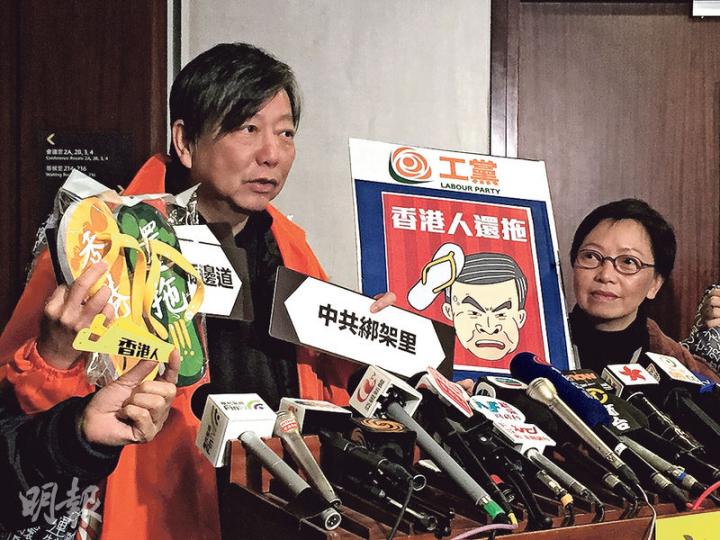 工黨年宵主題係「香港人,還拖」,會賣拖鞋同惡搞路牌等。(何曉勤攝) 工黨年宵主題係「香港人,還拖」,會賣拖鞋同惡搞路牌等。(何曉勤攝)
