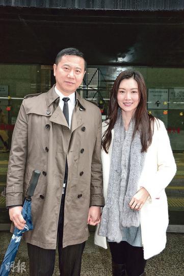 葉翠翠與老公周曉東十指緊扣離開灣仔法院，葉翠翠表示贍養費的官司分分鐘維持一、兩年，直言有人可能想他們婚姻不愉快。（攝影鎅O者：梁榮達）葉翠翠與老公Raymond風雨同路，坦言因官司而感情更好，更依賴對方，因為有共同敵人。（攝影鎅O者：梁榮達）周曉東前妻Grace Lam昨日亦有到庭應訊，她未有受訪。（攝影鎅O者：梁榮達）