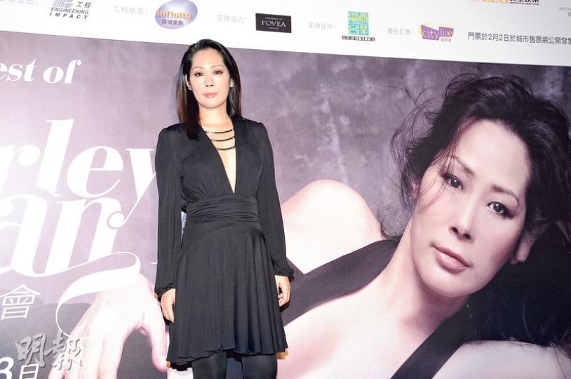 關淑怡（右）舉行入行25周年演唱會，昨日與經理人Marianne（左）盛裝出席記者會。（攝影：鍾偉茵）
