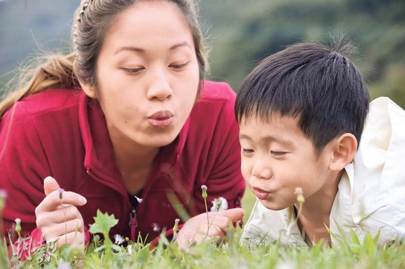精力充沛的魚子醬，不停在草地上跑圈「放電」。（馮凱鍵攝）
