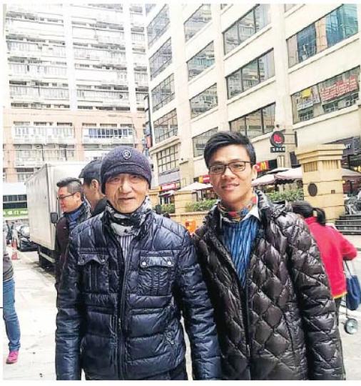 「舖王」鄧成波(圖左)認為住宅樓價未來2年將逐步回落,籲年輕人2018年才上車。右為鄧成波「孻仔」鄧耀昇。(劉詠怡攝) 「舖王」鄧成波(圖左)認為住宅樓價未來2年將逐步回落,籲年輕人2018年才上車。右為鄧成波「孻仔」鄧耀昇。(劉詠怡攝)