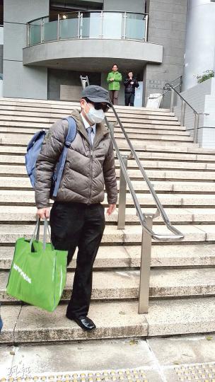 被告梁永康(圖)被指曾對證人說「你寫佢打你,你又要請律師,又嘥錢,不如咁啦,你當畀啲硬物撞到」。(羅霜寧攝) 被告梁永康(圖)被指曾對證人說「你寫佢打你,你又要請律師,又嘥錢,不如咁啦,你當畀啲硬物撞到」。(羅霜寧攝)