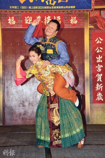 胡定欣話咁易孭起黎耀祥，Man爆。（攝影：梁榮達）祥仔昨日公公上身，更扭腰扮女人，場面搞笑。（攝影：梁榮達）林夏薇功架十足，多得曹永廉指導。（攝影：梁榮達）唐詩詠無力抱抱，幾乎弄傷蕭正楠。（攝影：梁榮達）