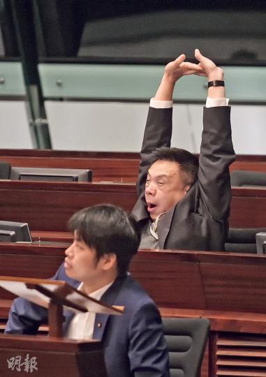 立法會昨日繼續審議版權條例,泛民議員拉布,而建制派就留守會議廳避免人數不足流會。會議中民建聯鍾樹根(後)要做伸展動作及打呵欠,而年輕黨友何俊賢(前)就仍撐得住。(李紹昌攝) 立法會昨日繼續審議版權條例,泛民議員拉布,而建制派就留守會議廳避免人數不足流會。會議中民建聯鍾樹根(後)要做伸展動作及打呵欠,而年輕黨友何俊賢(前)就仍撐得住。(李紹昌攝)