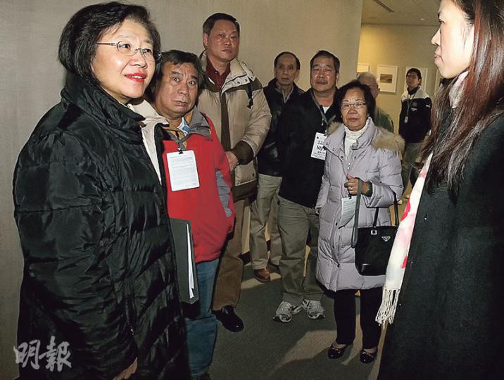 房屋署副署長馮宜萱(左一)等多名政府代表昨午與華富邨居民會面。據了解重建計劃分3期,預計最快到2034年方能完成。(李紹昌攝) 房屋署副署長馮宜萱(左一)等多名政府代表昨午與華富邨居民會面。據了解重建計劃分3期,預計最快到2034年方能完成。(李紹昌攝)
