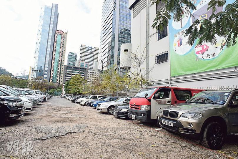 規劃署建議將長順街毗連長沙灣警署的一幅「政府、機構或社區」(GIC)地皮改劃作「商業」用途,計劃發展為最高40層的商廈,但遭當區區議員批評事前沒有諮詢。現時該地皮作臨時停車場用途。(陳淑安攝) 規劃署建議將長順街毗連長沙灣警署的一幅「政府、機構或社區」(GIC)地皮改劃作「商業」用途,計劃發展為最高40層的商廈,但遭當區區議員批評事前沒有諮詢。現時該地皮作臨時停車場用途。(陳淑安攝)