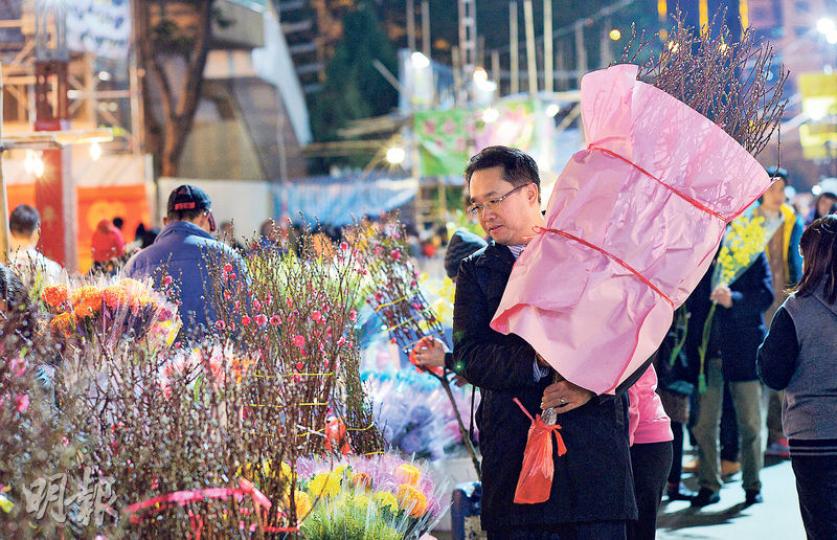 各界預測今年香港經濟環境疲弱,但無損市民到花市買年花心情,不少巿民在新年買桃花,祈求新年轉個好運。(蘇智鑫攝)在維園有16年售賣蘭花經驗的楊龍輝(圖)說,「驚落雨同埋凍,會少咗人出嚟行,唔敢留太多貨」,故今年入貨較去年少四分之一,只入了1500棵蘭花在維園年宵發售。(王慧瓊攝)專程從大埔來維園逛年宵花市的王氏夫婦(圖),被問到經濟差有否影響購物慾,兩人坦言「開頭都有,但嚟到就忘記咗,因為呢度氣氛好,睇啱就買」。兩人表示,今年的花價較去年貴一至兩成。(王慧瓊攝) 各界預測今年香港經濟環境疲弱,但無損市民到花市買年花心情,不少巿民在新年買桃花,祈求新年轉個好運。(蘇智鑫攝)在維園有16年售賣蘭花經驗的楊龍輝(圖)說,「驚落雨同埋凍,會少咗人出嚟行,唔敢留太多貨」,故今年入貨較去年少四分之一,只入了1500棵蘭花在維園年宵發售。(王慧瓊攝)專程從大埔來維園逛年宵花市的王氏夫婦(圖),被問到經濟差有否影響購物慾,兩人坦言「開頭都有,但嚟到就忘記咗,因為呢度氣氛好,睇啱就買」。兩人表示,今年的花價較去年貴一至兩成。(王慧瓊攝)