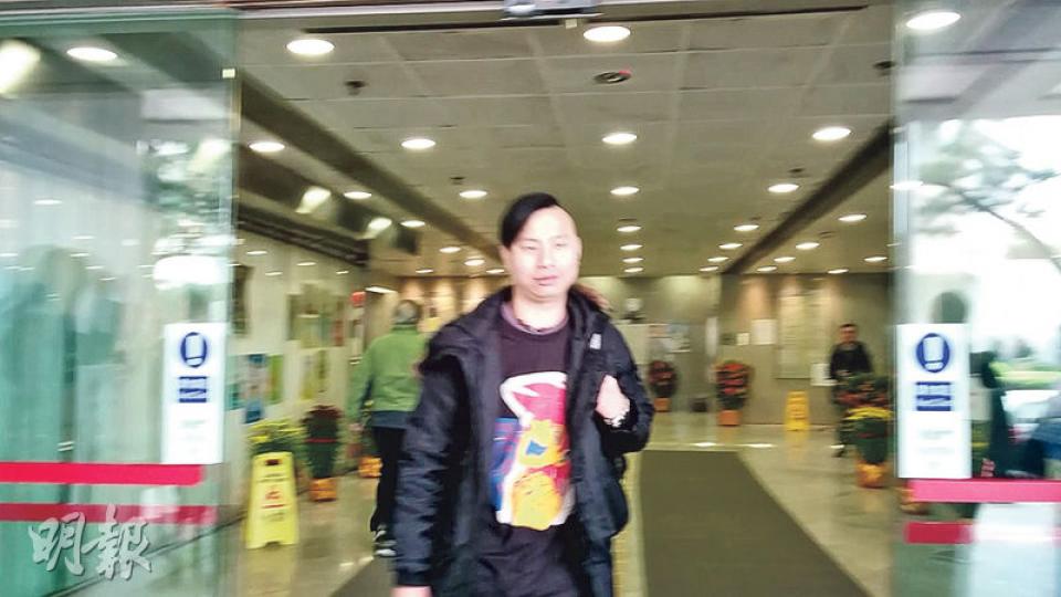 辯方從另一宗案件找到由警方拍攝的影片,拍到案發情况,影片顯示有警員首先衝向示威者,隨即按住黃浩(圖),多名警員襲擊及拘捕他。(植敏欣攝) 辯方從另一宗案件找到由警方拍攝的影片,拍到案發情况,影片顯示有警員首先衝向示威者,隨即按住黃浩(圖),多名警員襲擊及拘捕他。(植敏欣攝)