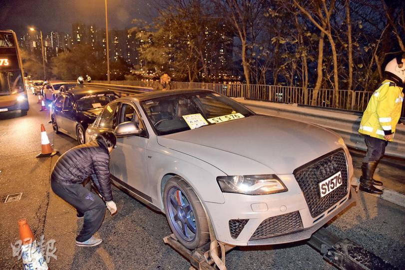 警方前日起在香港仔石排灣道一帶截查非法賽車,圖為警方截停涉事私家車調查。(蔡方山攝)警方在行動中發現涉案車輛內藏有拆走的車牌,以逃避超速檢控。(蔡方山攝) 警方前日起在香港仔石排灣道一帶截查非法賽車,圖為警方截停涉事私家車調查。(蔡方山攝)警方在行動中發現涉案車輛內藏有拆走的車牌,以逃避超速檢控。(蔡方山攝)
