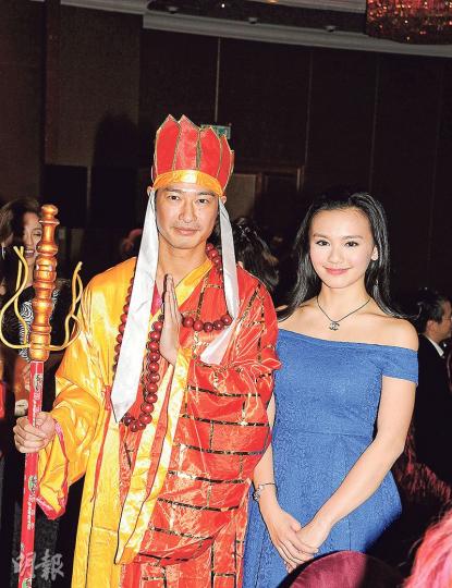 王宗堯扮唐僧出席晚宴，女友Christy穿露肩裝相伴。（攝影：孫華中）莊思敏以包租婆造型亮相，決絕拒與王宗堯和好，當看不到他。（攝影：孫華中）張智霖近日與老婆袁詠儀再拍內地真人騷，談謝天華飲尿，說不是容易做到。（攝影：孫華中）