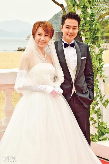 蕭正楠與女友黃翠如昨日在淺水灣沙灘拍新劇《幕後玩家》一場結婚戲，但因翠如的婚紗露肩捱冷，令蕭正楠心痛大呼「淒涼」。（攝影：梁迺楠）張繼聰（左）與黃宗澤（右）指蕭正楠與黃翠如預演婚禮，大讚這場結婚戲好正。（攝影：梁迺楠）