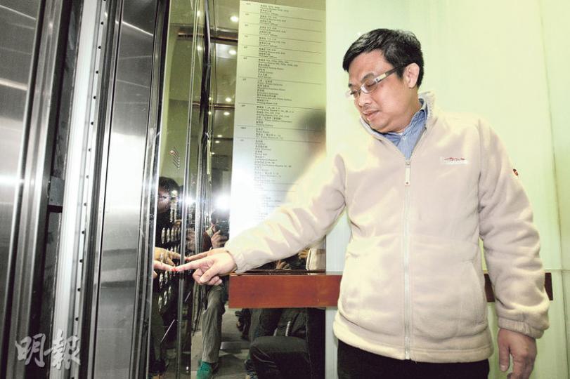 有建制派議員質疑民主黨涂謹申(圖)「玩升降機」,蓄意阻礙議員返回會議廳,導致流會。涂謹申否認指控,強調兩次在電梯內都是先按要去的樓層,之後才遇到建制派議員入升降機。(林俊源攝)立法會昨繼續審議《2014年版權(修訂)條例草案》,但在下午再次流會。自由黨鍾國斌(左)與工聯會陳婉嫻(右)其後見記者,說分別在不同時段遇到同一名資深議員,在升降機內按下不同樓層,懷疑這名議員有心阻礙建制派議員回議事廳。被問到涉事議員是否涂謹申,陳婉嫻說:「我不講大話,不反駁。」鍾國斌是無法趕及回議事廳便流會,陳婉嫻則是趕 有建制派議員質疑民主黨涂謹申(圖)「玩升降機」,蓄意阻礙議員返回會議廳,導致流會。涂謹申否認指控,強調兩次在電梯內都是先按要去的樓層,之後才遇到建制派議員入升降機。(林俊源攝)立法會昨繼續審議《2014年版權(修訂)條例草案》,但在下午再次流會。自由黨鍾國斌(左)與工聯會陳婉嫻(右)其後見記者,說分別在不同時段遇到同一名資深議員,在升降機內按下不同樓層,懷疑這名議員有心阻礙建制派議員回議事廳。被問到涉事議員是否涂謹申,陳婉嫻說:「我不講大話,不反駁。」鍾國斌是無法趕及回議事廳便流會,陳婉嫻則是趕