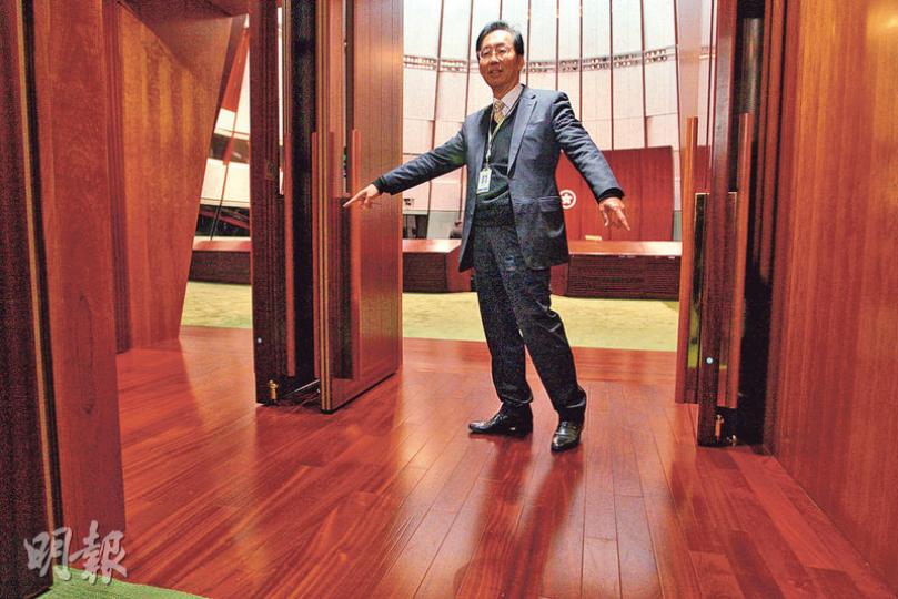 保險界議員陳健波昨在立法會會議點算人數期間,站在會議廳出口的兩重大門中間,稱這區域屬「抗拉布工作區」。惟立法會主席曾鈺成說,議員在會議期間不應在座位外逗留。(林俊源攝) 保險界議員陳健波昨在立法會會議點算人數期間,站在會議廳出口的兩重大門中間,稱這區域屬「抗拉布工作區」。惟立法會主席曾鈺成說,議員在會議期間不應在座位外逗留。(林俊源攝)