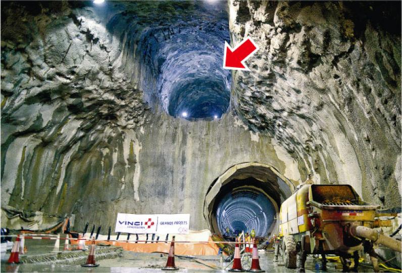 港鐵沙中線馬仔坑至鑽石山的一段隧道採用鑽挖機施工,目前已完成該段隧道的上行線隧道(右下);下行線(左下)則料於4月完成,現時仍未貫通,至於上方的隧道(箭嘴示)則用作通風。(鍾林枝攝)沙中線「顯徑至馬仔坑」隧道因位於獅子山郊野公園地底,涉及堅硬的岩石層,港鐵要採用炸藥鑽爆方式興建,目前承建商正就剛完成鑽爆的隧道路段鋪上橙色的防水層,之後會裝設隧道壁。(鍾林枝攝) 港鐵沙中線馬仔坑至鑽石山的一段隧道採用鑽挖機施工,目前已完成該段隧道的上行線隧道(右下);下行線(左下)則料於4月完成,現時仍未貫通,至於上方的隧道(箭嘴示)則用作通風。(鍾林枝攝)沙中線「顯徑至馬仔坑」隧道因位於獅子山郊野公園地底,涉及堅硬的岩石層,港鐵要採用炸藥鑽爆方式興建,目前承建商正就剛完成鑽爆的隧道路段鋪上橙色的防水層,之後會裝設隧道壁。(鍾林枝攝)