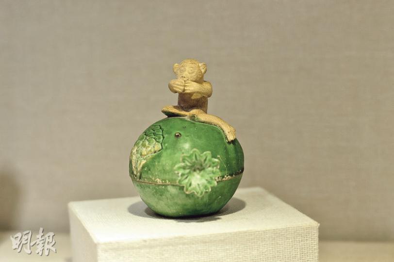 明朝「素三彩多子多壽圖意蓋盒」高8.2厘米,坐喺盒頂嘅馬騮仔抱拳拱手向人祝壽。(蘇智鑫攝)玉雕上有多隻唔同形態嘅馬騮仔,眼利嘅讀者數唔數到一共有幾多隻呢?(蘇智鑫攝) 明朝「素三彩多子多壽圖意蓋盒」高8.2厘米,坐喺盒頂嘅馬騮仔抱拳拱手向人祝壽。(蘇智鑫攝)玉雕上有多隻唔同形態嘅馬騮仔,眼利嘅讀者數唔數到一共有幾多隻呢?(蘇智鑫攝)