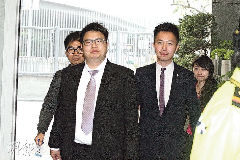 新丁區議員自由黨李梓敬(前右)和工聯會陳穎欣(後右)等都有出席會議。(林俊源攝)民主黨區議員鄭景陽(左起)、羅健熙和區諾軒昨出席地區行政簡介會,但3人會上未有機會提問。(林俊源攝) 新丁區議員自由黨李梓敬(前右)和工聯會陳穎欣(後右)等都有出席會議。(林俊源攝)民主黨區議員鄭景陽(左起)、羅健熙和區諾軒昨出席地區行政簡介會,但3人會上未有機會提問。(林俊源攝)