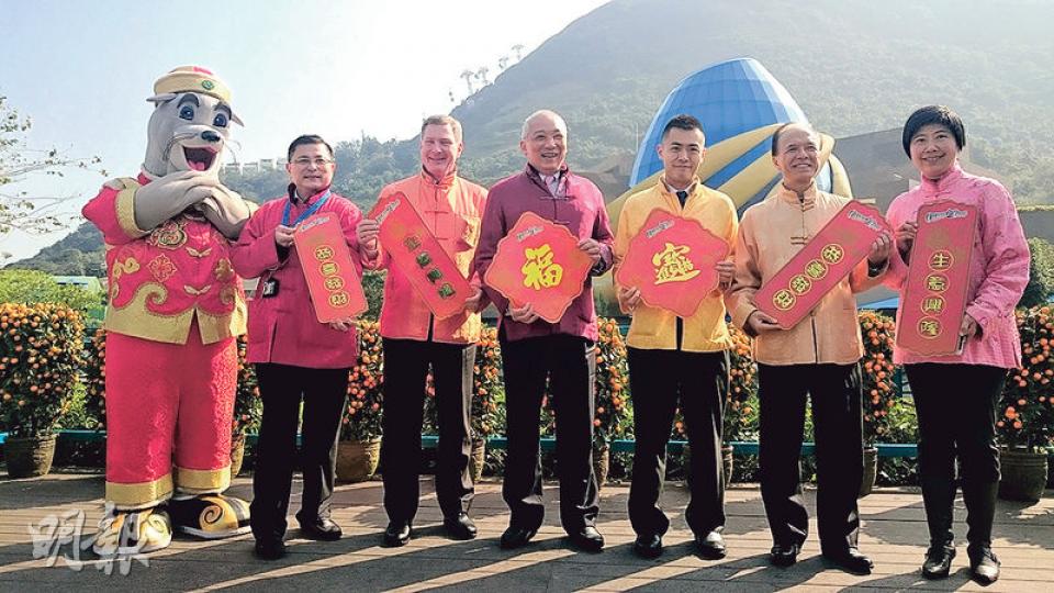 海洋公園一班管理層昨與傳媒拜早年,圖為海洋公園吉祥物威威獅令(左起)、園內營銷執行總監梁啟誠、行政總裁苗樂文、主席孔令成、副主席劉鳴煒、副行政總裁李繩宗,以及營業及市務執行總監李玲鳳。(冼韻姬攝) 海洋公園一班管理層昨與傳媒拜早年,圖為海洋公園吉祥物威威獅令(左起)、園內營銷執行總監梁啟誠、行政總裁苗樂文、主席孔令成、副主席劉鳴煒、副行政總裁李繩宗,以及營業及市務執行總監李玲鳳。(冼韻姬攝)