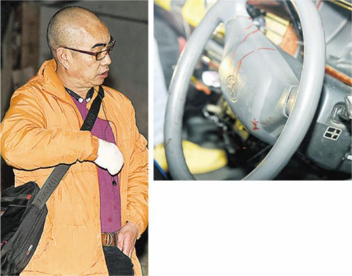 葵涌藍田街的士劫案,的士司機(左圖)右手受傷。上圖可見的士軚盤血迹(蔡方山攝) 葵涌藍田街的士劫案,的士司機(左圖)右手受傷。上圖可見的士軚盤血迹(蔡方山攝)