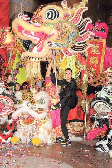 「宇宙最強」甄子丹舞龍時恍如「葉問」上身,氣勢十足。(攝影:孫華中)甄子丹覺得獲觀眾欣賞和支持才是首要。(攝影:孫華中) 「宇宙最強」甄子丹舞龍時恍如「葉問」上身,氣勢十足。(攝影:孫華中)甄子丹覺得獲觀眾欣賞和支持才是首要。(攝影:孫華中)