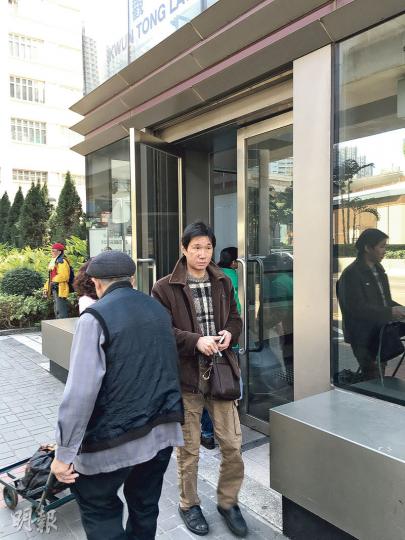 廚師盧展樂(啡色外套者)去年在奧海城外空地遛狗期間,涉嫌三度將他飼養的芝娃娃小狗扔到地上,他昨於觀塘裁判法院否認3項殘酷對待動物罪受審。(黃建邦攝)目擊者梁健文(右)昨供稱,案發時被告用手捉着小狗的一隻腳,把小狗扔到6、7呎遠,「好似擲飛碟」。左為另一名控方證人、寵物店店主張海燕。(黃建邦攝) 廚師盧展樂(啡色外套者)去年在奧海城外空地遛狗期間,涉嫌三度將他飼養的芝娃娃小狗扔到地上,他昨於觀塘裁判法院否認3項殘酷對待動物罪受審。(黃建邦攝)目擊者梁健文(右)昨供稱,案發時被告用手捉着小狗的一隻腳,把小狗扔到6、7呎遠,「好似擲飛碟」。左為另一名控方證人、寵物店店主張海燕。(黃建邦攝)
