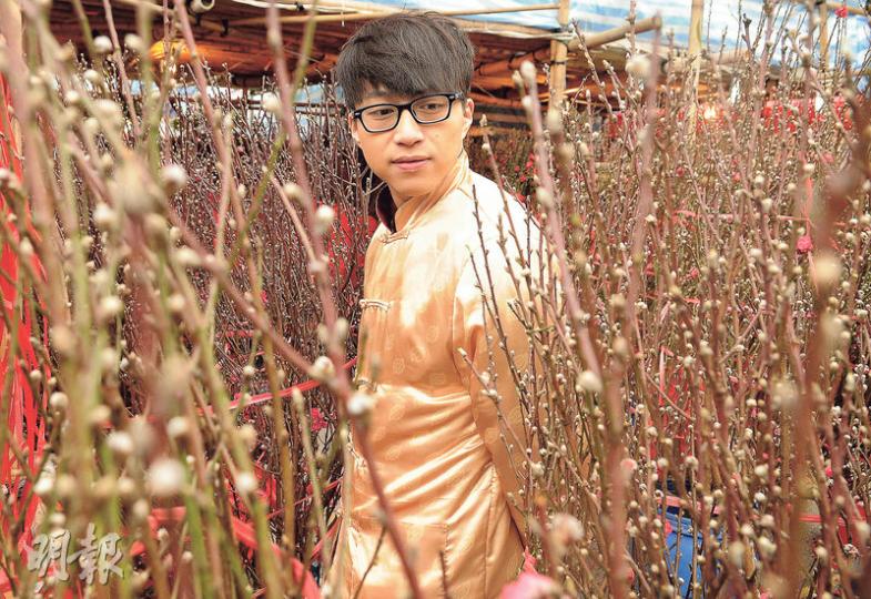 吳業坤到年宵市場行大運,走進桃花叢中的他笑言希望新年不用再做「感情」上的Loser。(攝影:孫華中)「人氣王」坤哥所到之處都有人大叫「坤哥坤哥」兼求合照。(攝影:孫華中)有年輕人玩「食字」,二次創作坤哥的歌曲名《原來她不夠愛我》,將年宵檔名改為「猿來牠不夠愛我」。坤哥(右起)與羅啟聰、張紋嘉及張惠雅拿着公仔在檔前留影。(攝影:孫華中)Regen(左起)、Crystal、坤哥和Kris祝大家猴年大「吉」大利!(攝影:孫華中)Crystal(右)猴年會到外地進修演技,Regen(左)則想深造跳舞技術 吳業坤到年宵市場行大運,走進桃花叢中的他笑言希望新年不用再做「感情」上的Loser。(攝影:孫華中)「人氣王」坤哥所到之處都有人大叫「坤哥坤哥」兼求合照。(攝影:孫華中)有年輕人玩「食字」,二次創作坤哥的歌曲名《原來她不夠愛我》,將年宵檔名改為「猿來牠不夠愛我」。坤哥(右起)與羅啟聰、張紋嘉及張惠雅拿着公仔在檔前留影。(攝影:孫華中)Regen(左起)、Crystal、坤哥和Kris祝大家猴年大「吉」大利!(攝影:孫華中)Crystal(右)猴年會到外地進修演技,Regen(左)則想深造跳舞技術