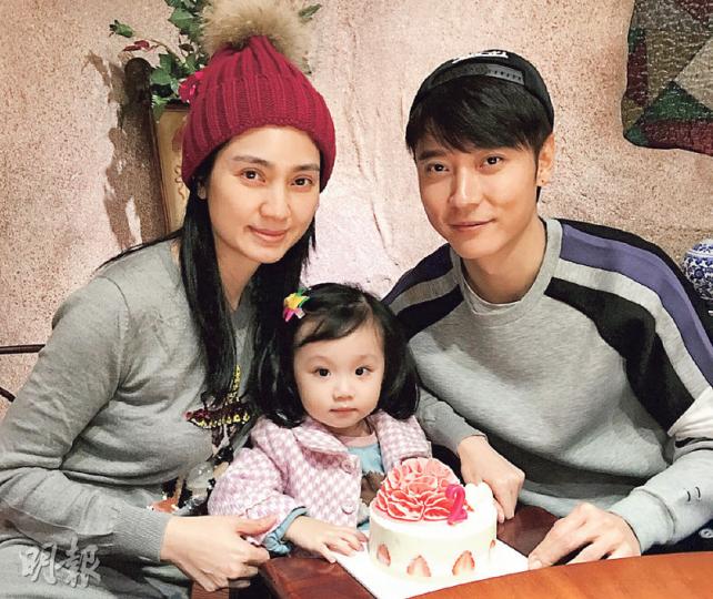 洪欣為張丹峰誕下可愛小公主張晞彤已兩歲大，一家三口幸福滿瀉。（微博圖片）陳國邦前日48歲生日，羅敏莊向老公送上愛的抱抱。（微博圖片）