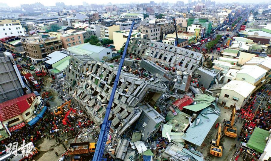 台灣南部昨日凌晨發生黎克特制6.4級地震，截至今日凌晨共造成14人死亡，近500人受傷，仍有150多人失蹤。台南遭受重創，共有9幢樓房倒塌，5幢傾斜。圖為16層高的維冠金龍大樓在地震中「橫躺」倒塌，死傷、失蹤事件多集中該處，該樓亦被懷疑是「豆腐渣」工程。（楊柏賢攝）釀成至少12死逾150人失蹤的維冠金龍大樓被懷疑是「豆腐渣」工程，本報記者在現場採訪所見，該樓的石屎結構內砌有食油鐵罐或發泡膠。（楊柏賢攝）台灣南部昨日凌晨發生6.4級地震，受災最嚴重的是台南維冠金龍大樓，該幢16層高的住宅大樓整座倒