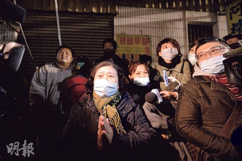 在台南維冠金龍大樓塌樓現場外，不少家屬在等候搜救的最新信息，合什祈求失蹤家人可平安而回。（楊柏賢攝）在塌樓現場的家屬等候室外設有一塊大白板，救援人員定期更新資料供家屬查閱。（曾映妹攝）家屬等候區外，有多名義工幫助受影響的住客登記資料，協助尋人。（楊柏賢攝）