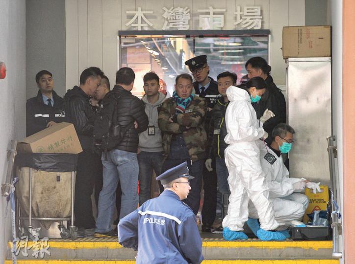 小西灣街市公廁昨晨發生警員廁格內吞槍自殺死亡案件，事後警方封鎖現場聯同鑑證科人員展開調查。（李紹昌攝）