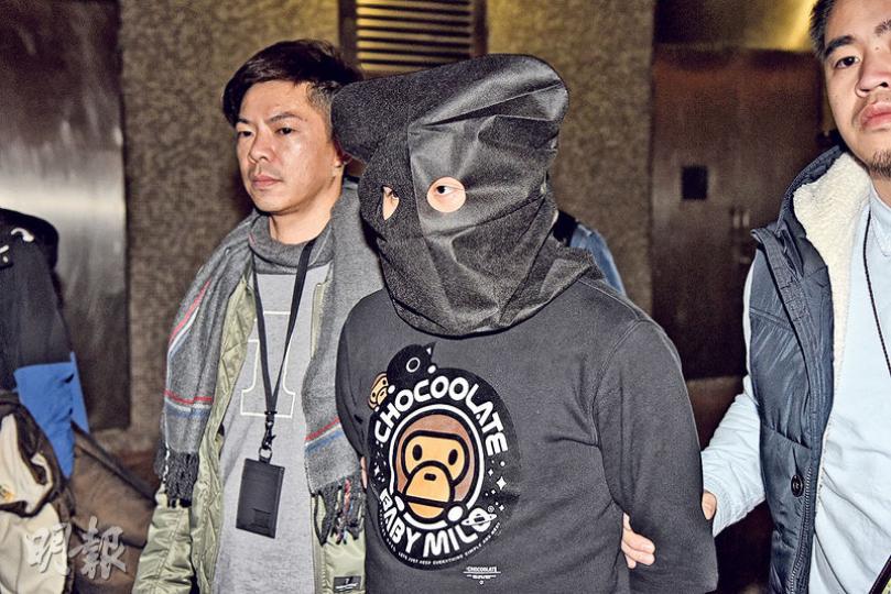 警方連日假扮小販「放蛇」，在洪水橋洪福邨一帶拘捕涉嫌勒索保護費的4人；昨凌晨探員將其中一名疑犯押到其天悅邨寓所搜查。（蔡方山攝）