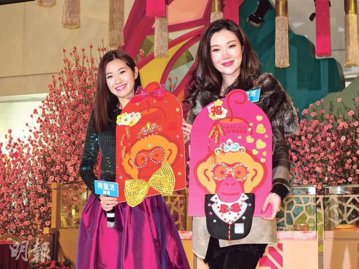 葉翠翠(右)與陳自瑤(左)出席賀歲活動,兩位人妻都對懷孕一事支吾以對,會否齊齊生猴B呢?(攝影鎅O者:林蘊兒) 葉翠翠(右)與陳自瑤(左)出席賀歲活動,兩位人妻都對懷孕一事支吾以對,會否齊齊生猴B呢?(攝影鎅O者:林蘊兒)