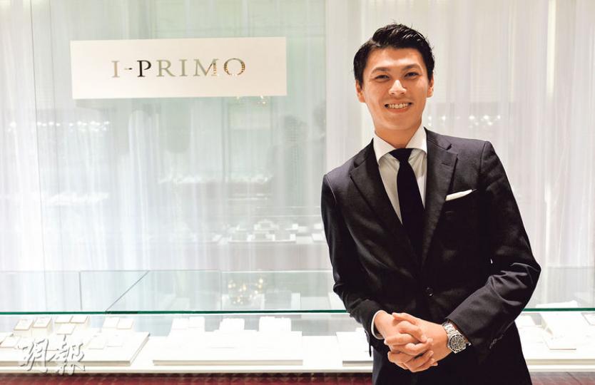 本港珠寶零售寒冬下，日本婚戒品牌I-PRIMO卻選擇逆市擴張，公司副總經理谷本有輝典表示，香港業務一向專攻本地婚戒市場，近98%顧客為香港人，故港分店生意未有受來港旅客減少影響。（楊柏賢攝）本港零售市道疲弱，但I-PRIMO認為對公司來說是商機，因本港租金有下調空間，並透露目前已在九龍區及新界區物色合適店舖，預計最遲2017年初開設第4間分店。圖為I-PRIMO銅鑼灣分店。（楊柏賢攝）I-PRIMO於日本及台灣均設網上商店，惟未有考慮於港增設網購平台，皆因香港購物便利，加上I-Primo分店以獨