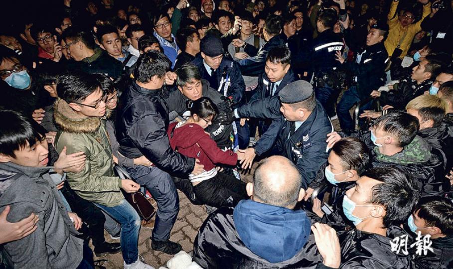 前晚屯門良景廣場對開有多名自稱「管理員」男子（右），以洗街道為由，用鐵馬攔阻通道及驅趕小販攤檔，引起小販及居民不滿，雙方爆發衝突，需由警員趕至分隔及控制場面。（馮凱鍵攝）記者現場所見，自稱「管理員」者均戴上口罩及穿著印有管理員字樣黑風褸，部分人染金髮及粗言穢語，有人質疑其「管理員」身分。（馮凱鍵攝）