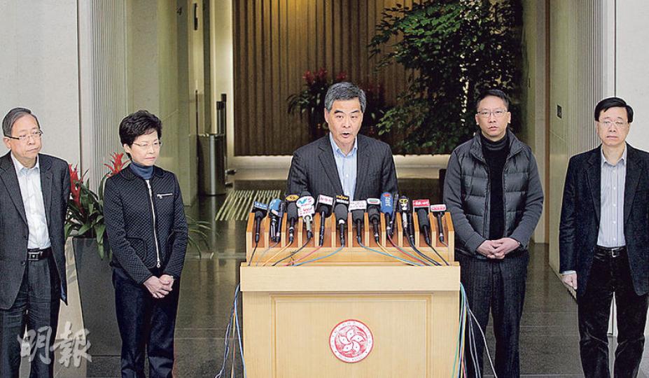 特首梁振英（中）昨早聯同政務司長林鄭月娥（左二）、律政司長袁國強（右二）、保安局長黎棟國（左一）及副保安局長李家超（右一）等見記者，梁形容旺角發生的是暴亂，指摘暴徒襲擊警員及記者目無法紀，當局嚴厲譴責，並會將暴徒繩之於法。（郭慶輝攝）