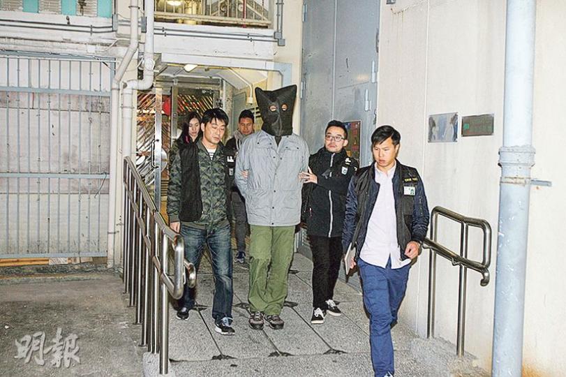 警方昨晚四出拘捕旺角警民衝突中暴力示威者，其中在青衣長青邨拘捕一名32歲姓容男子；據悉他在前年佔旺期間常以「美國隊長」打扮出現。（伍浦鋒攝）旺角衝突持續至昨早，警方在增援後展開拘捕行動，截至昨晚約10時半，警方公布共拘捕61人，包括52名男子及9名女子，年齡介乎15至70歲，他們涉嫌非法集結、襲警、拒捕、阻差辦公、藏有攻擊性武器、在公眾地方行為不檢及參與暴動等。（郭慶輝攝）